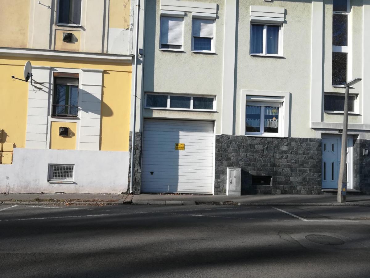 Viola Family Apartman Free Parking Pécs Exterior foto